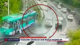 VIDEO 90 de răniți în urma unui accident cu un tramvai rămas fără frâne. Doi dintre ei au fost aruncați în stradă, după ce ușile vehiculului au sărit din balamale